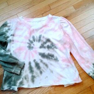 tie dyed poof shoulder side pockets